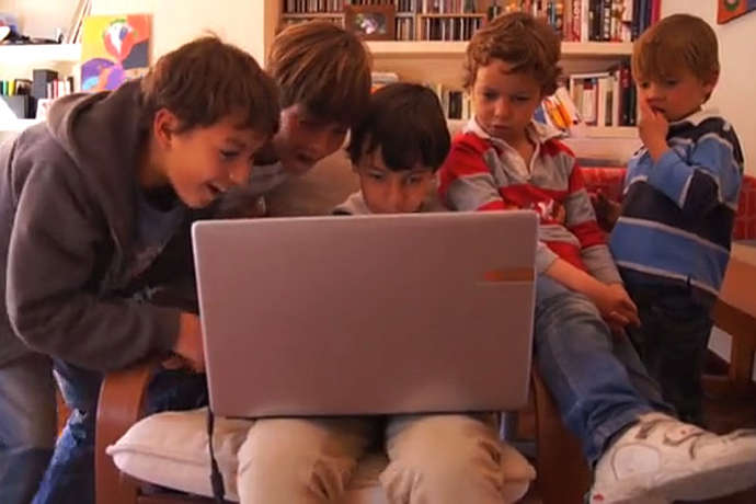 carbajosa-boys-on-computer